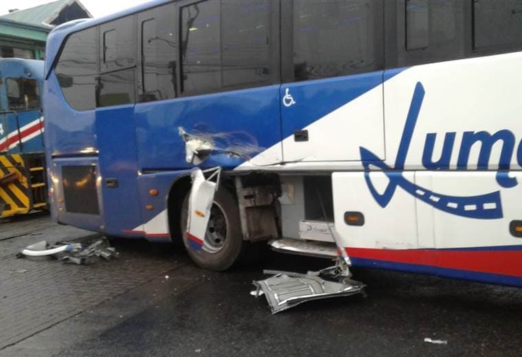 Choque de tren con bus de Lumaca en Cartago. 