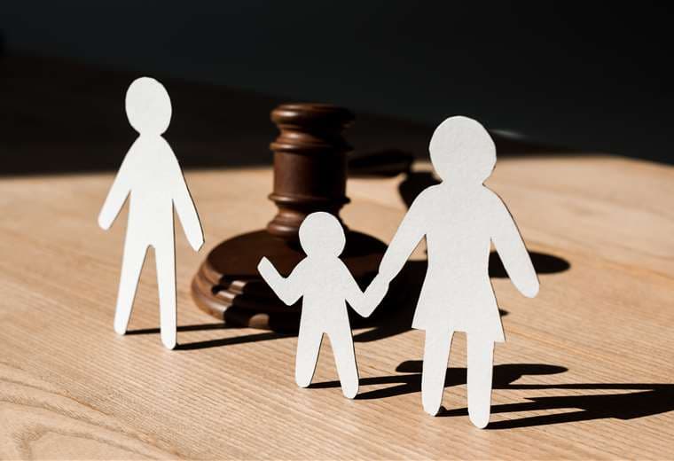 Avanza proyecto que permitiría a deudores alimentarios salir del país sin adelantar cuotas