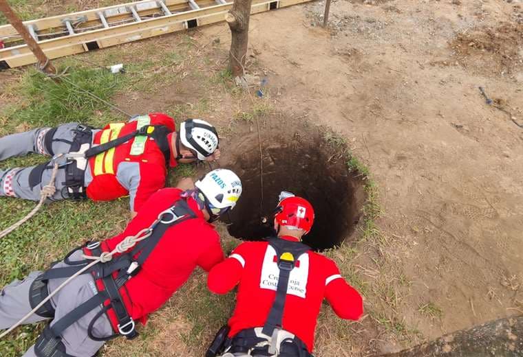 Adolescente es rescatado en condición crítica tras caer en pozo de cinco metros en Atenas