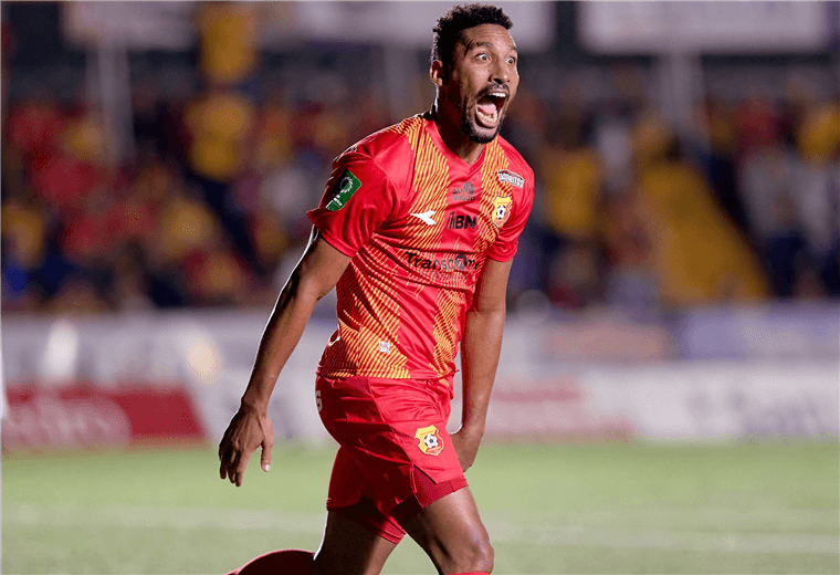 Marcel Hernández marcó su gol 160 en su carrera y le da otro triunfo a Herediano
