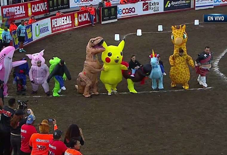 Video: Carrera de botargas se robó el ‘show’ en los Toros de Teletica