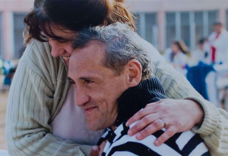 Ella se casó con un preso al que conoció cuando visitaba a su hijo en la cárcel
