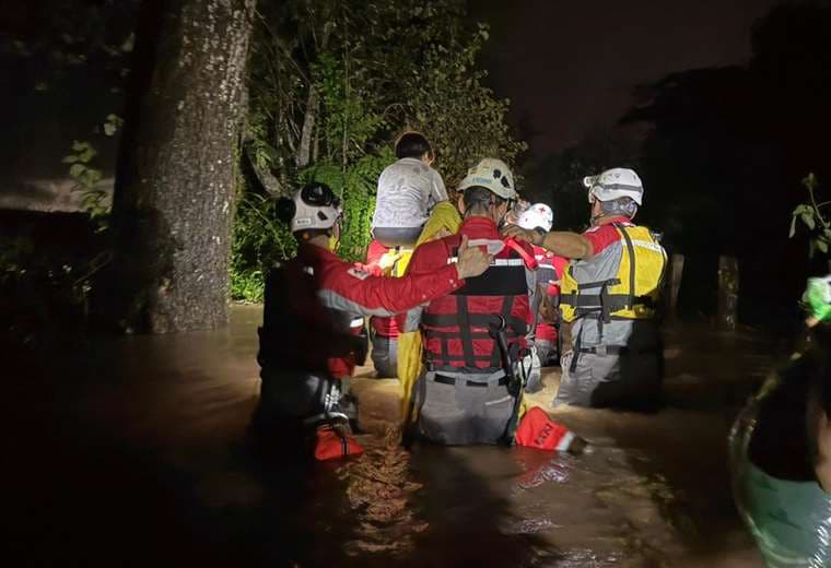 Autoridades protagonizan dramático rescate en Puntarenas tras desbordamiento del río Barranca