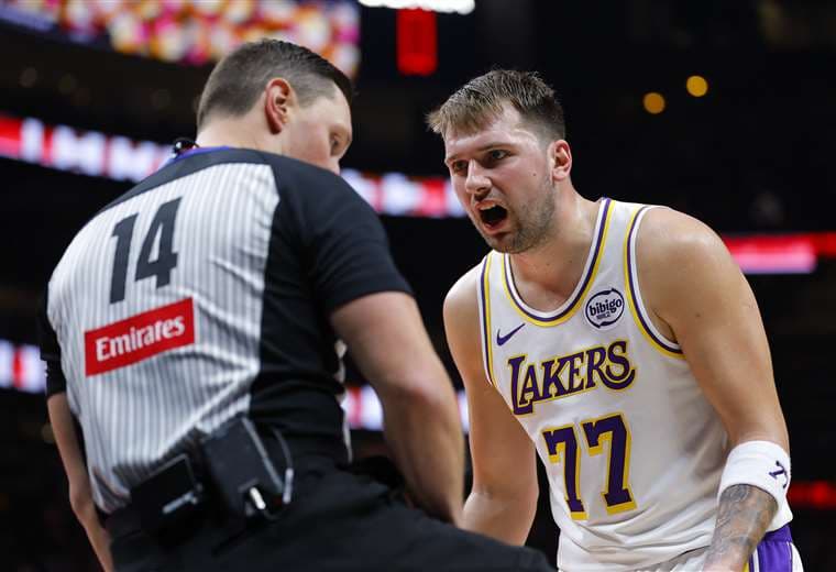 Doncic regresa con 42 puntos y lidera triunfo de Lakers en otra noche histórica de LeBron James