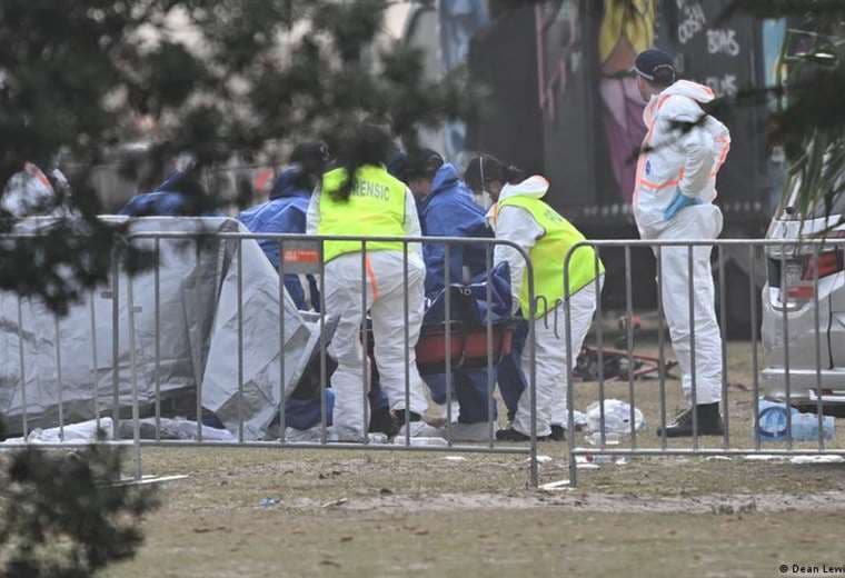 Padre e hijo mataron a 15 personas en playa de Australia