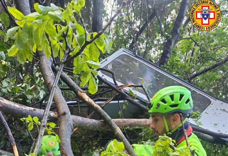 Al menos cuatro muertos tras caída de teleférico en Italia
