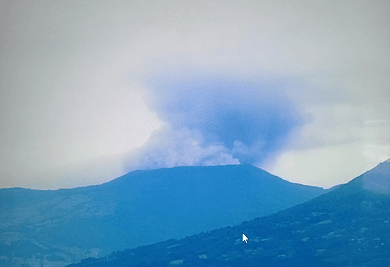 Volcán Poás hace dos potentes erupciones en dos horas