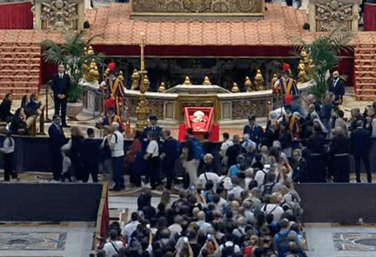 Ticos despiden al papa Francisco en el Vaticano, pese a filas de hasta tres kilómetros