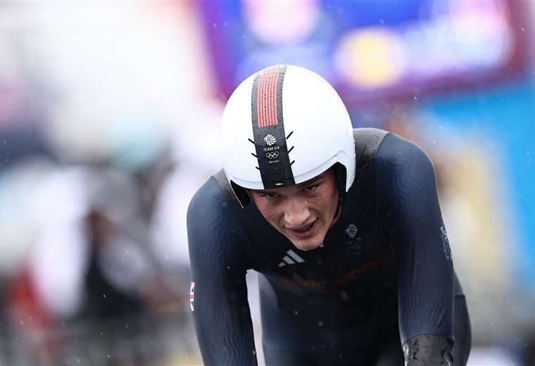 Josh Tarling gana la 'crono' del Giro, Roglic se coloca líder