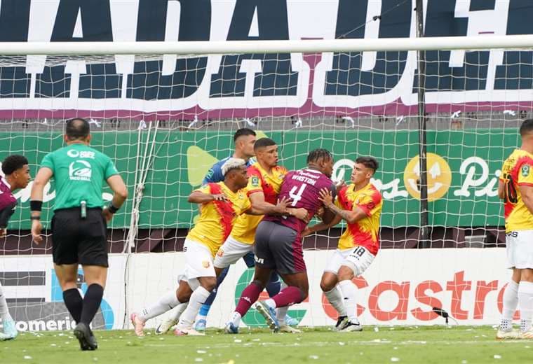 Análisis del VAR lo confirma: Se tomó la decisión correcta en jugada de Waston y mano del Puerto