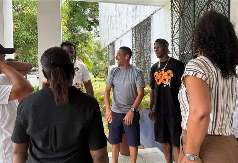 Jeyland Mitchell visitó el Colegio Deportivo de Limón