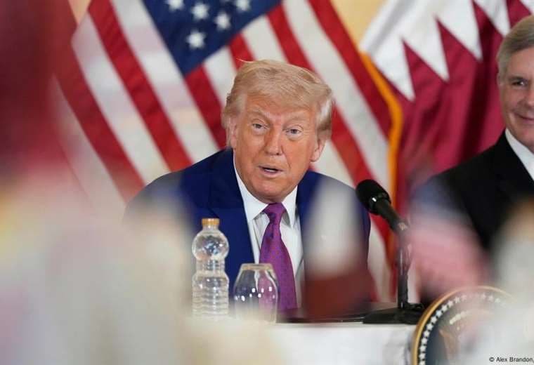 Trump cierra en Emiratos Árabes Unidos gira regional repleta de promesas de inversiones