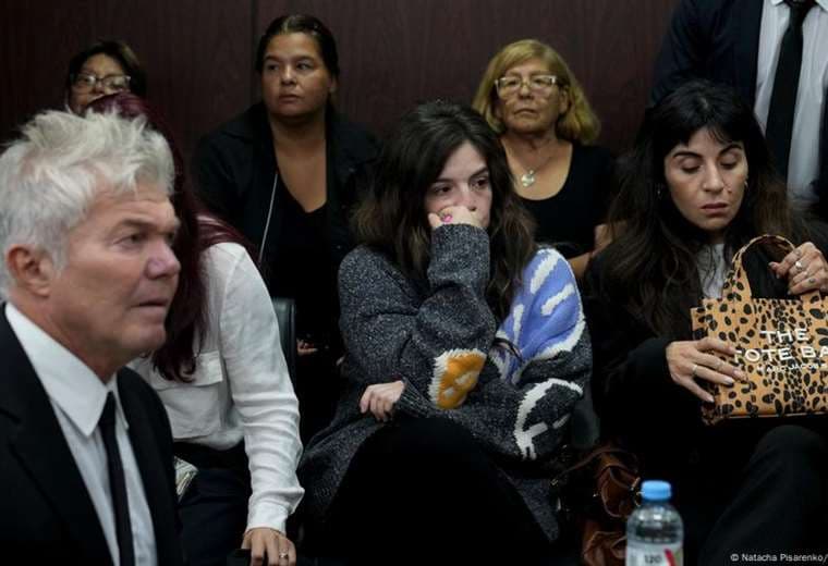 Suspenden juicio sobre muerte de Maradona por cuestionamientos a una jueza