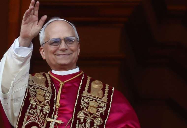 Las vestimentas tradicionales que León XIV recuperó en su presentación como nuevo papa