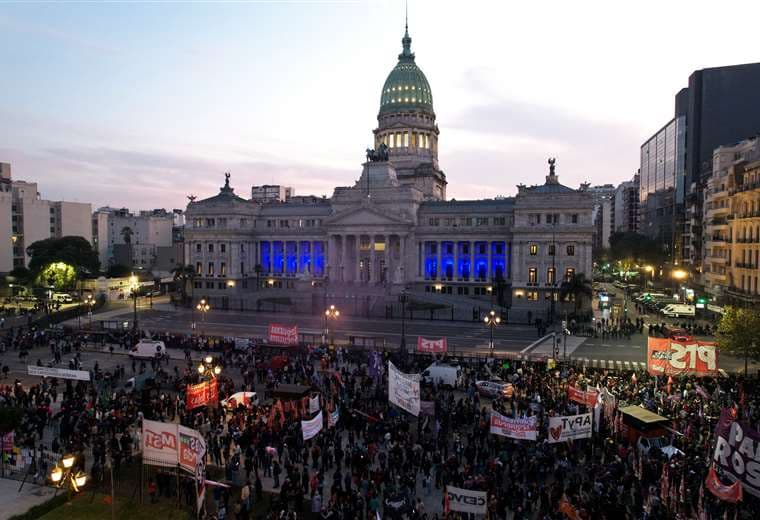 Médicos se suman a protesta de jubilados en Argentina