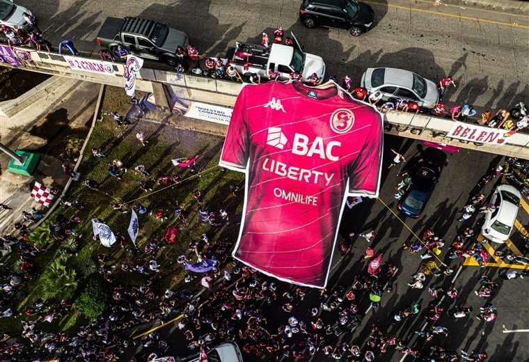 Con una caravana morada, Saprissa comenzó sus festejos del 90 aniversario