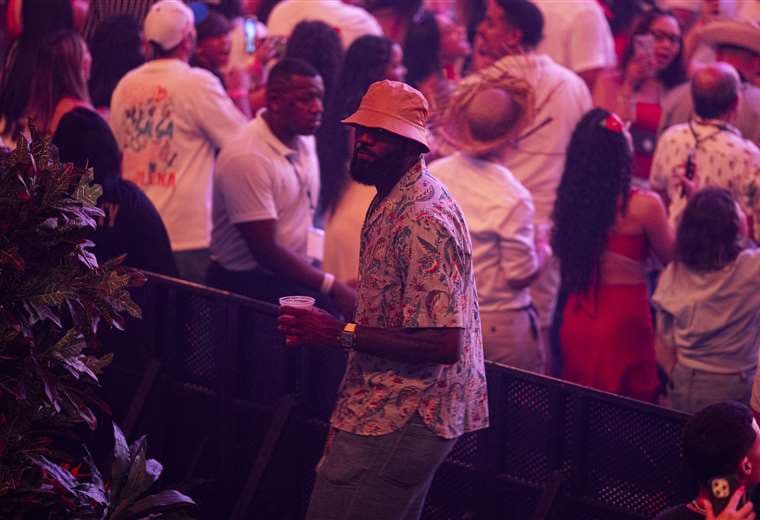 Bad Bunny atrae a miles de sus compatriotas a su serie histórica de conciertos en Puerto Rico