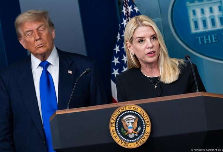 Gobierno de Trump ordena cesar caso contra médico acusado de destruir vacunas antiCOVID-19