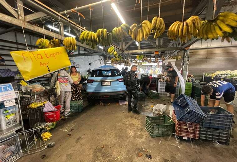 Carro choca contra verdulería y atropella a nueve personas: adulta mayor está grave
