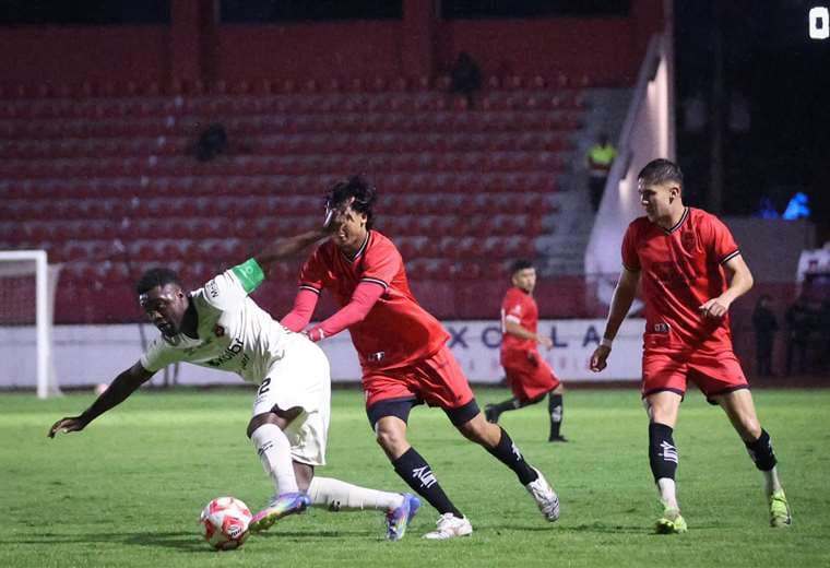 Joel Campbell ahora hasta luce la banda de capitán en Alajuelense