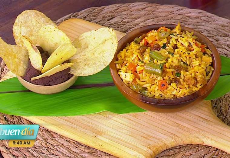 Sabor casero con un giro dulce: arroz con pollo, pasas y frijoles molidos