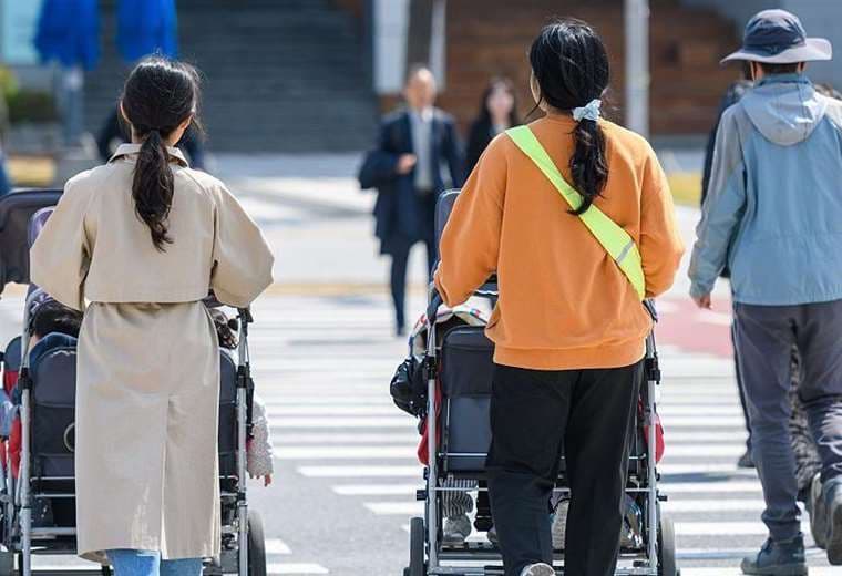 El auge de las clínicas de fertilidad en el país con la tasa de natalidad más baja del mundo