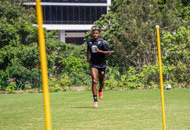 Saprissa había dicho dos semanas, pero... ¿Por qué no hay fecha para el regreso de Fidel Escobar?