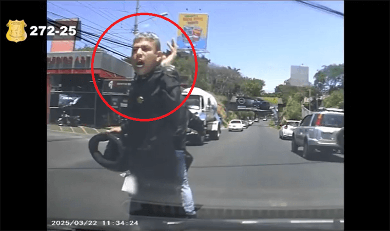 Video: Motociclista furioso agrede a otro chofer y termina destrozando parabrisas de carro