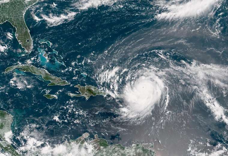 Huracán Erin inunda zonas costeras del este de EE. UU.