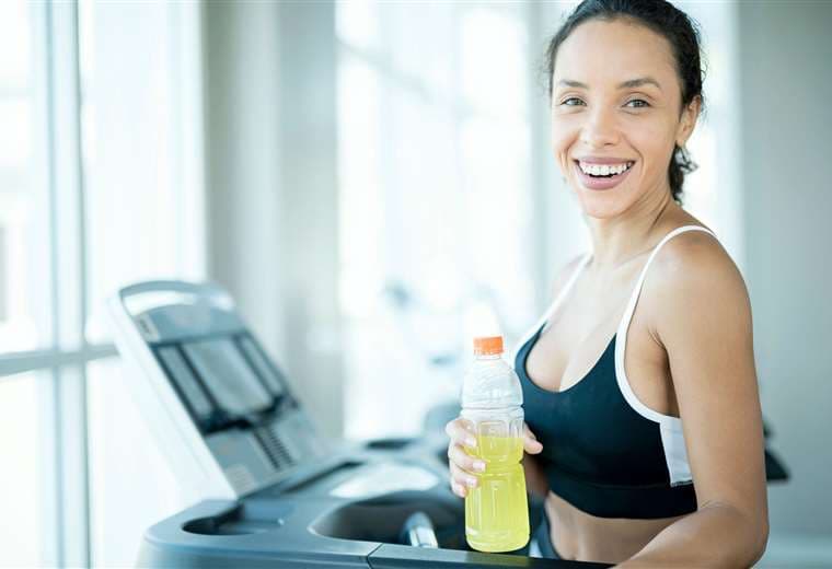 Qué son los electrolitos y cuál es la mejor forma de hidratarse tras hacer ejercicio, según expertos