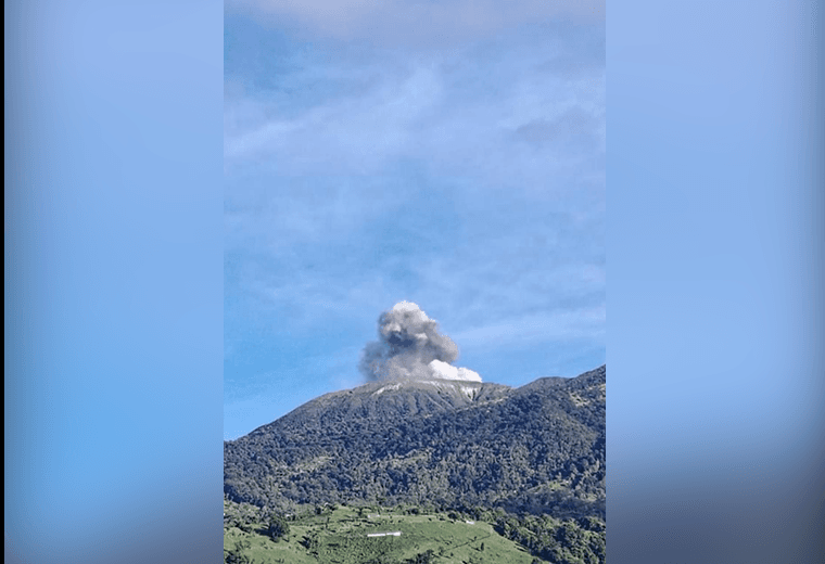 Video: Volcán Turrialba expulsó ceniza este jueves