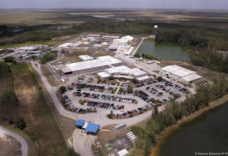 Jueza ordena desmantelar "Alligator Alcatraz" dentro de 60 días
