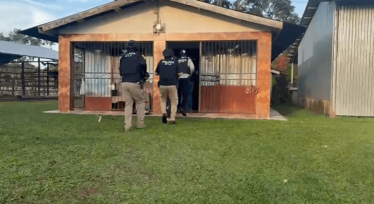 Capturan a menor sospechoso de asesinar a su jefe dentro de finca en Siquirres