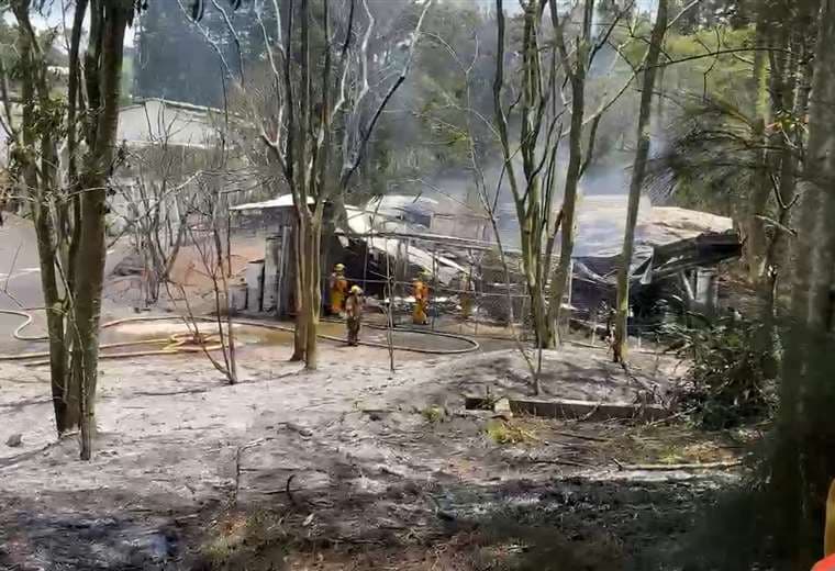 Incendio consume bodega de materiales peligrosos en Cartago