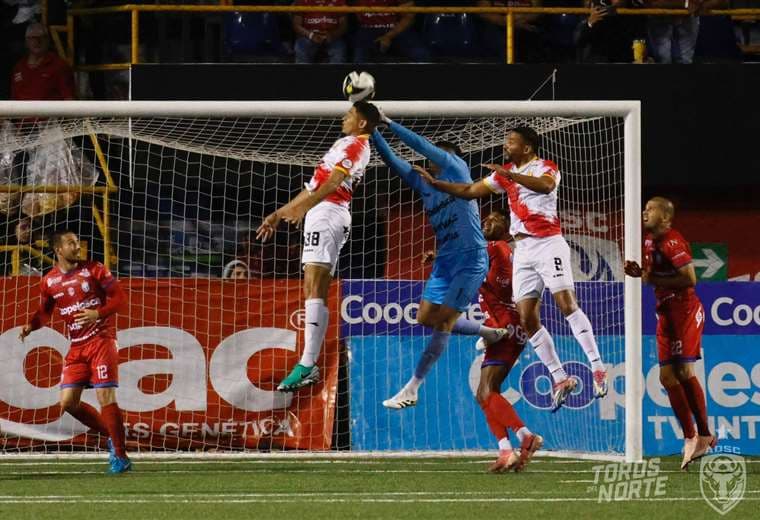 Herediano viene desde atrás para salvar su honor en San Carlos