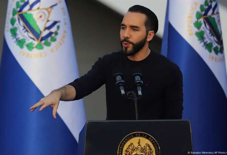 Bukele justifica disciplina en escuelas: evitará pandillas
