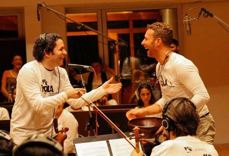Cómo la amistad entre Dudamel y Chris Martin llevó al Sistema de Orquestas de Venezuela a tocar con Coldplay