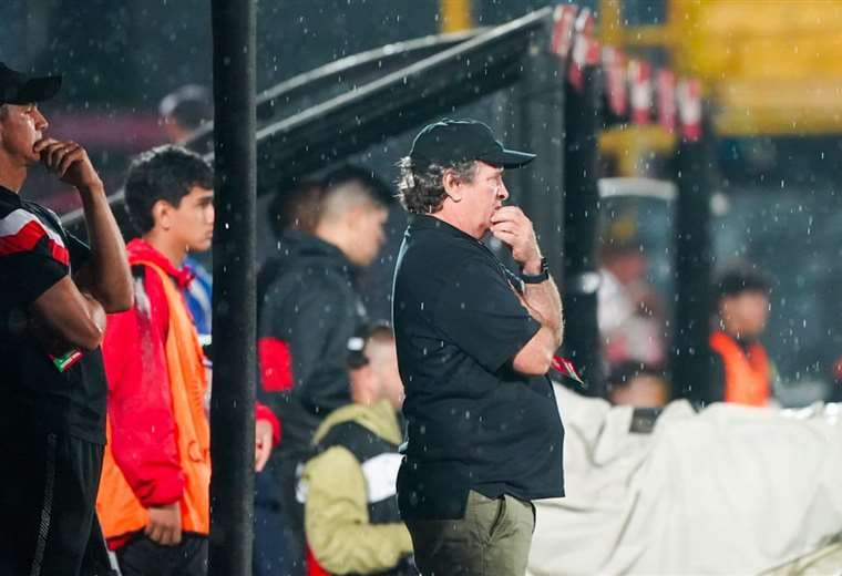 Óscar Ramírez sobre Santiago Van der Putten: "Yo lo veo muy centrado y correcto, siempre hablando"