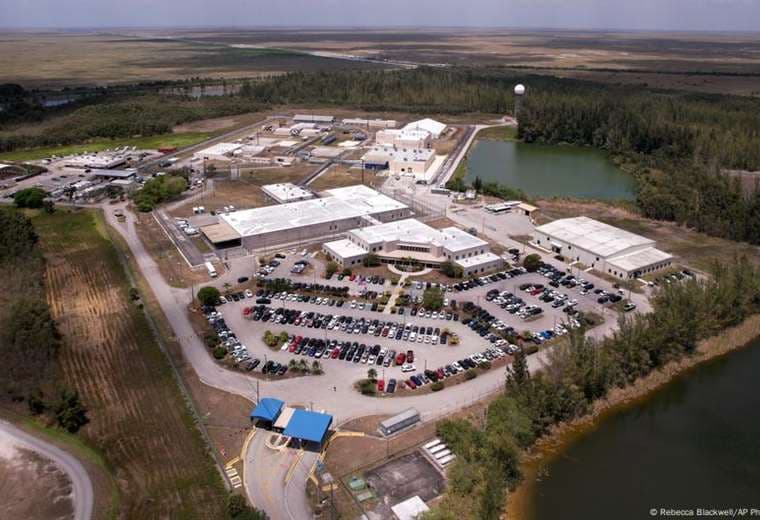Jueza de EE. UU. mantiene orden de desmantelar centro migratorio “Alligator Alcatraz”