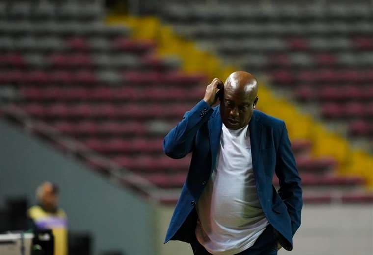 Hernán Medford tras eliminación: "Queda disculparse con la afición"