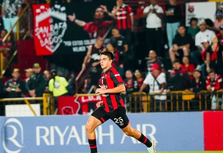 Miguel Herrera analizó posible salida de Van der Putten al Barcelona B