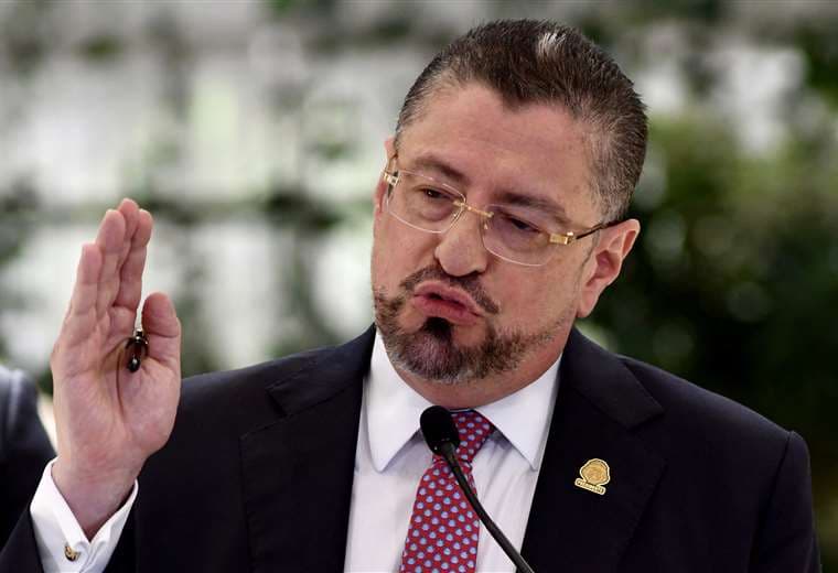 Chaves niega persecución política contra Óscar Izquierdo  y lo llama "pegabanderas"