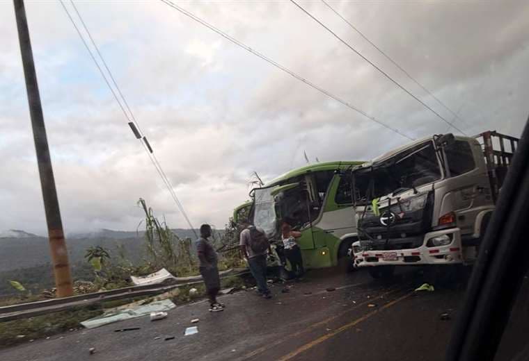 11 trasladados a hospitales en choque entre camiones y bus en Ruta 32