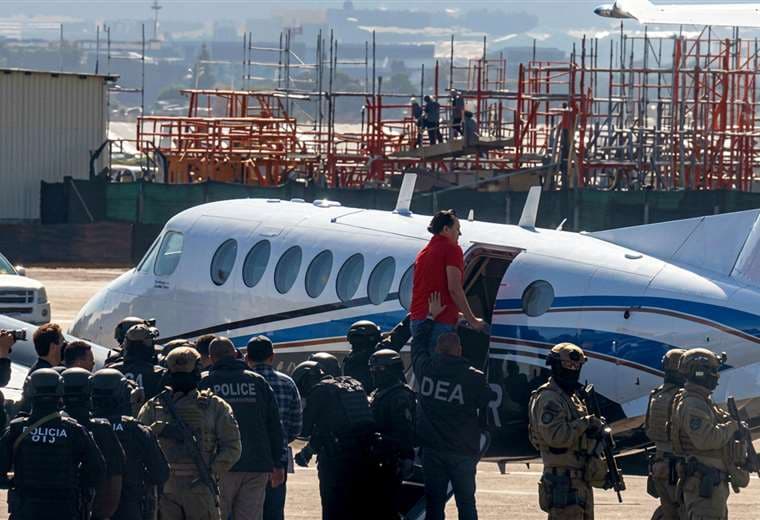 De rojo y con la mirada al cielo: así caminó Celso Gamboa hasta el avión de la DEA
