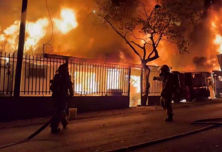 Video: Incendio arrasa con varias casas en barrio San José de Alajuela