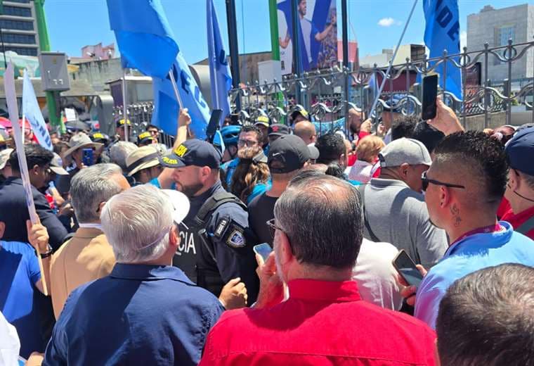 "No podemos seguir con los salarios congelados": funcionarios de CCSS urgen aumento