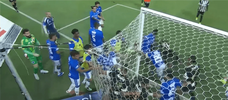 Bochorno en Brasil: Batalla campal termina con ¡23 expulsados!