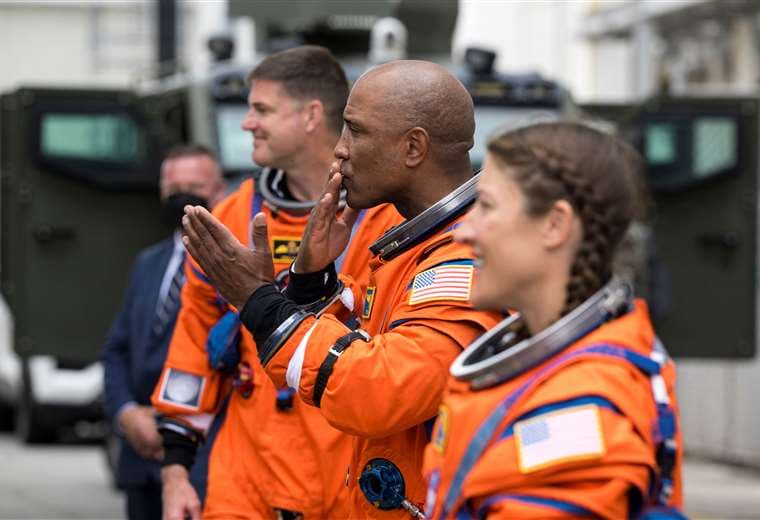 Astronautas a bordo del cohete para histórico lanzamiento a la Luna de Artemis II