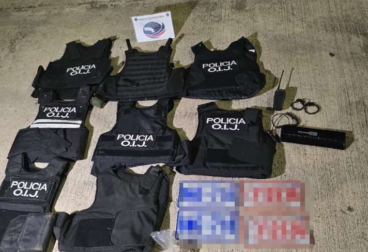 Golpe al crimen: Hallan armas de alto calibre y equipo con logos de OIJ escondidos dentro de carro