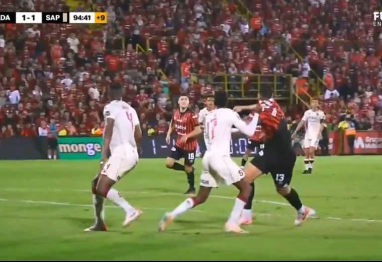 ¿Era penal o no? Vea aquí el análisis del VAR en polémica acción al final del clásico